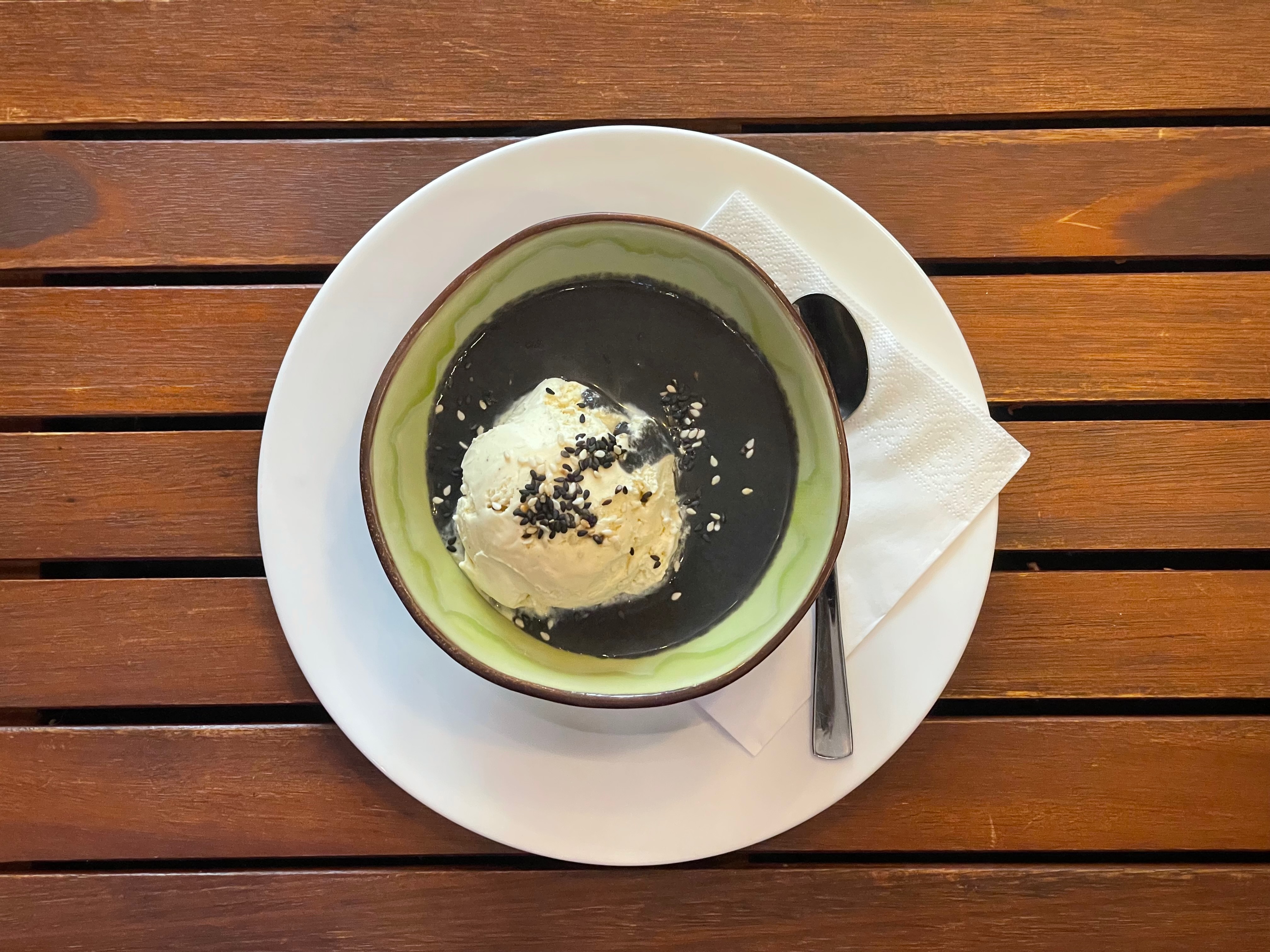 Schwarze Sesamcreme mit Vanilleeis